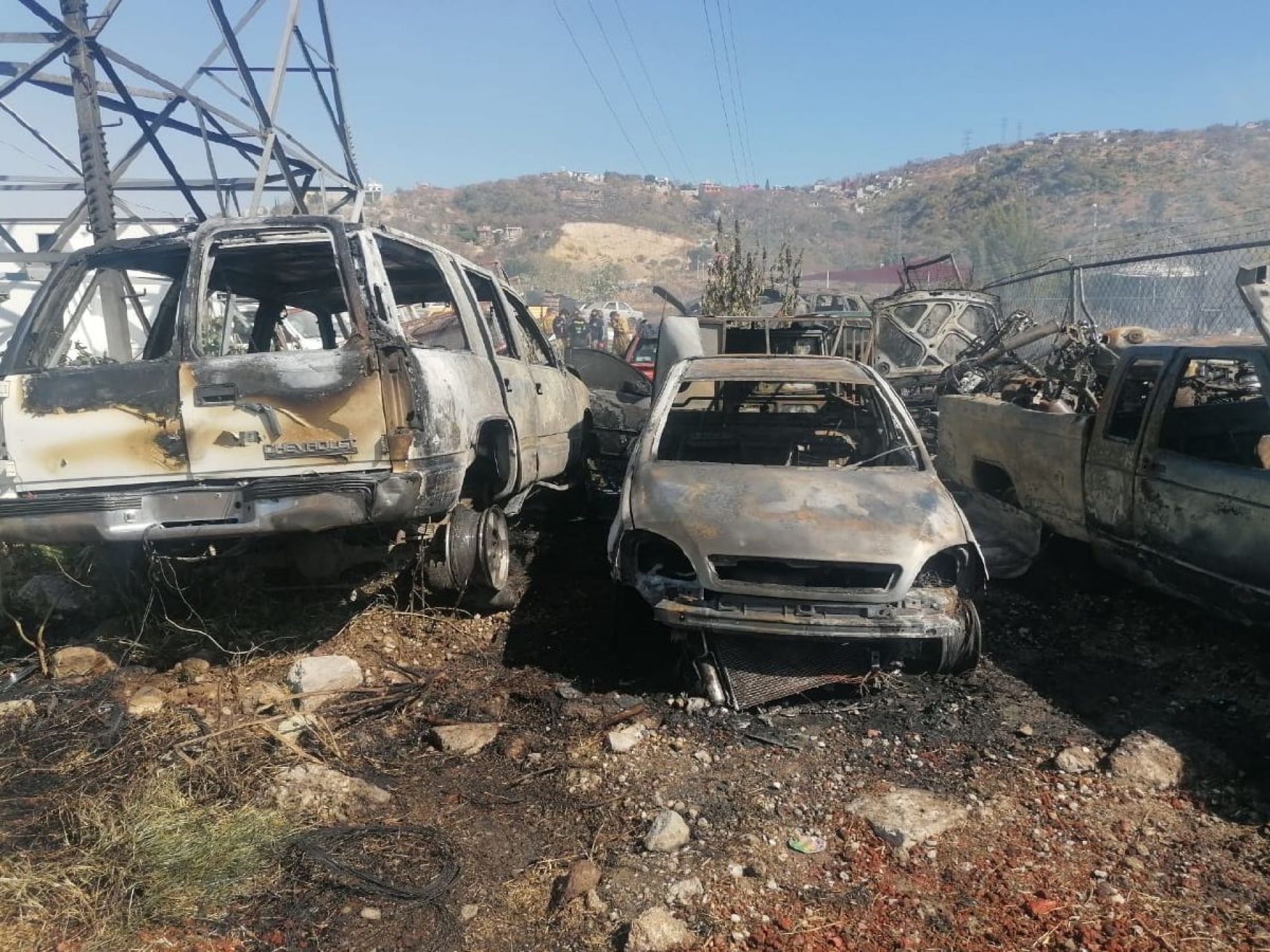 Incendio en corralón daña al menos diez vehículos