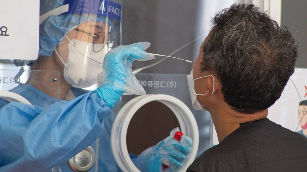 OMS reporta fuerte caída mundial del 13% en nuevos casos COVID