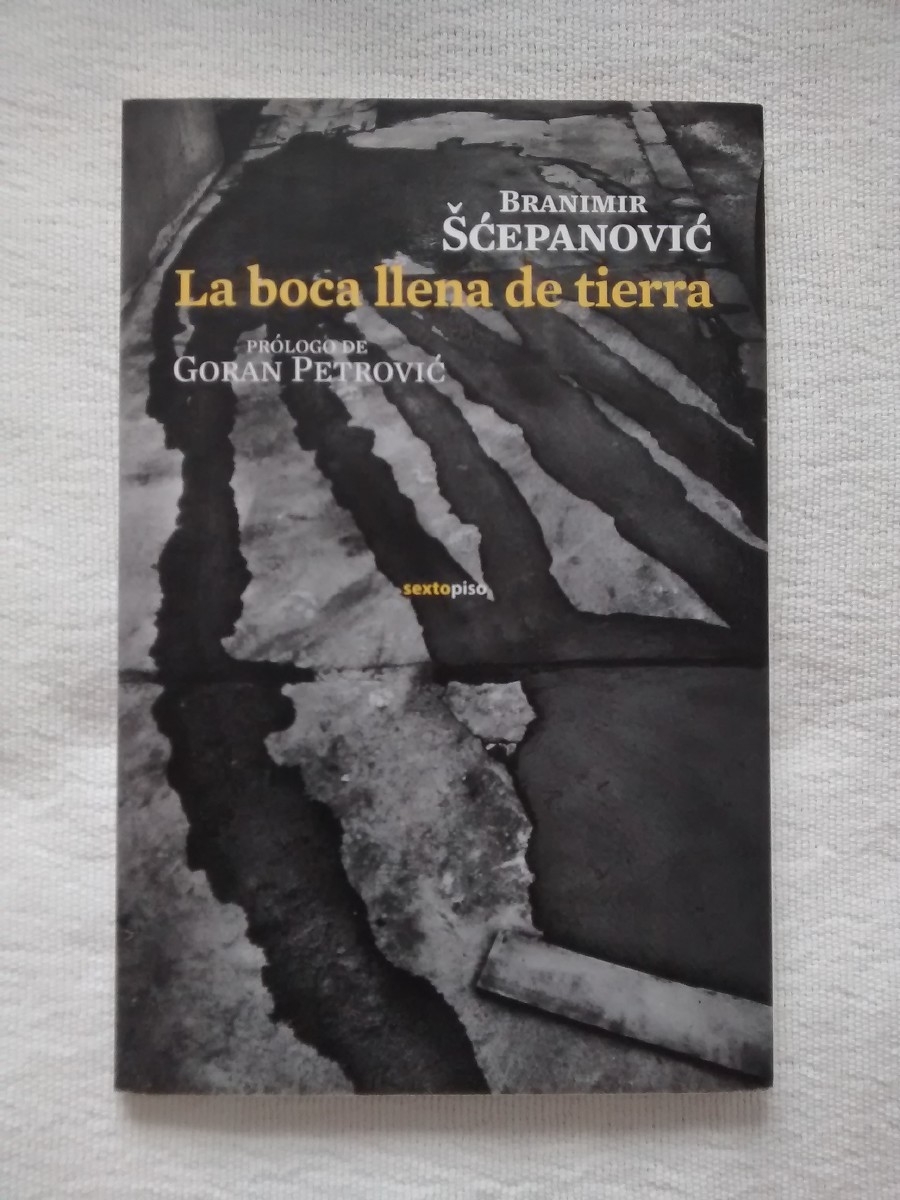 La boca llena de tierra