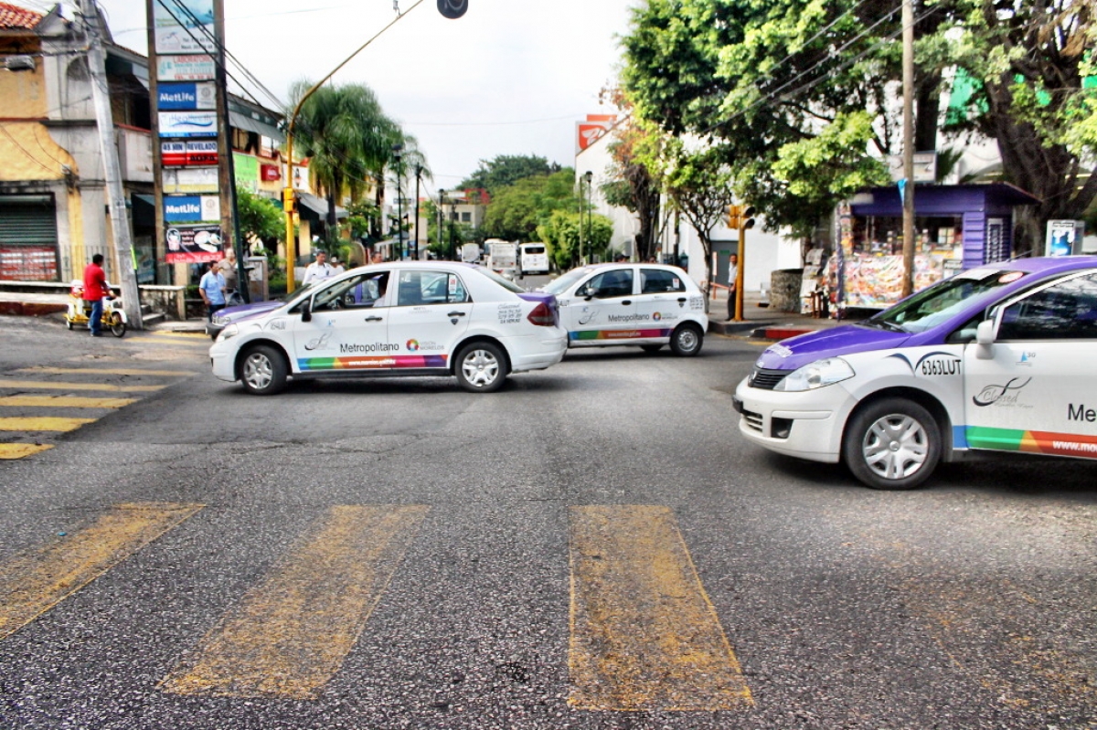 Bloqueando con taxis, el NGS apoya a ambulantes