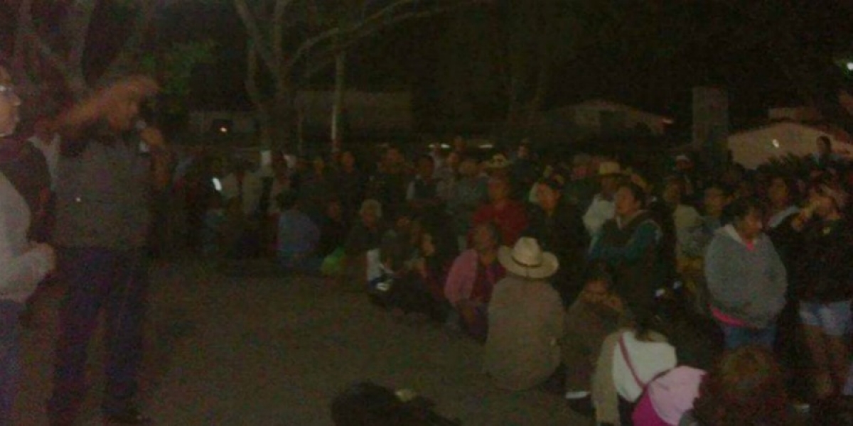 Retienen unidades de línea de transporte Ometochtli, en Tepoztlán