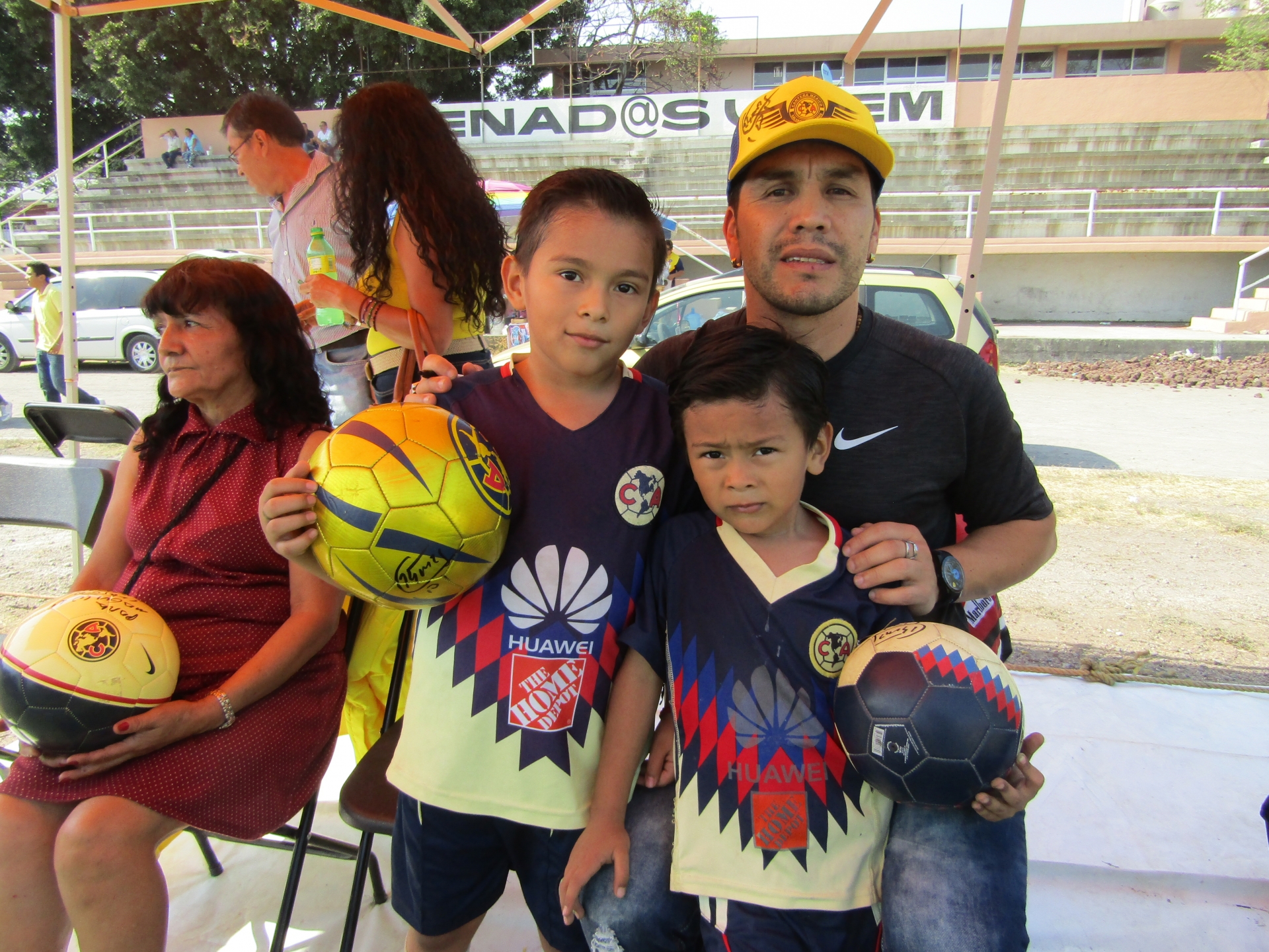 Salvador Cabañas comparte experiencias y atiende a niños de escuelas Nido Águila Morelos y Pumas Tetela