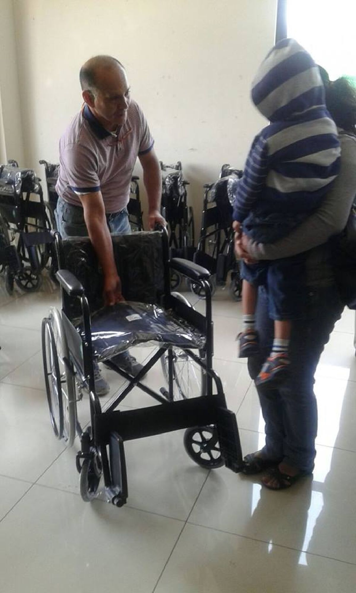 Entregan sillas de ruedas, bastones y una andadera en Axochiapan