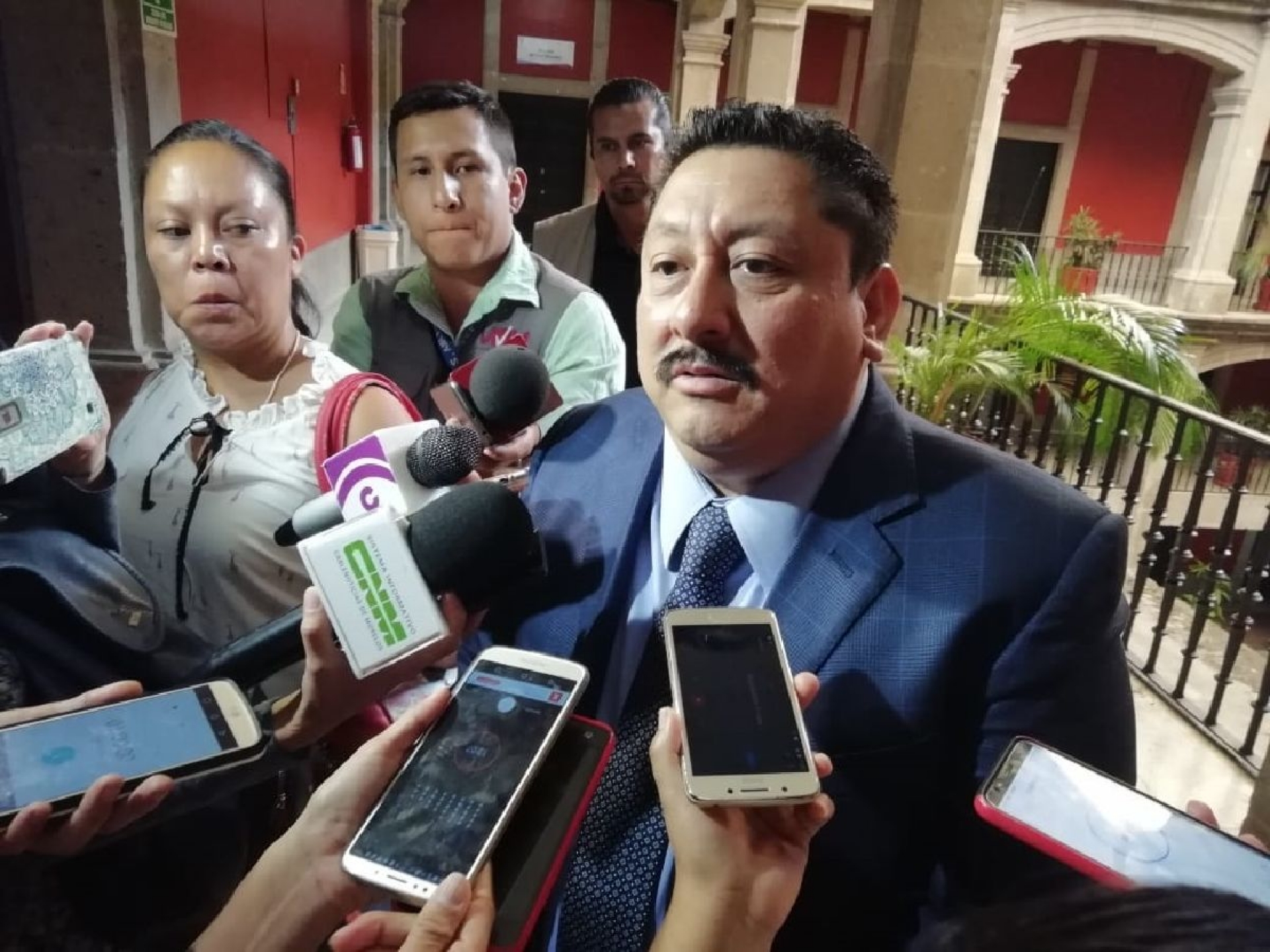 Diputado critica el desempeño de Uriel Carmona
