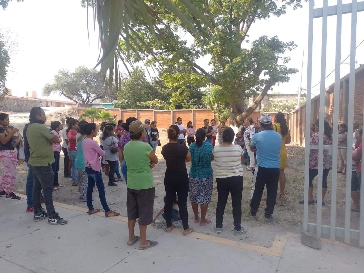 Exigen salida de directora de primaria del poblado de Huatecalco