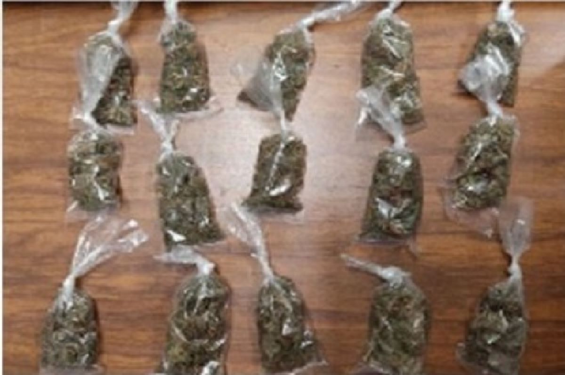 Lo descubrieron en poder de 15 bolsas de marihuana