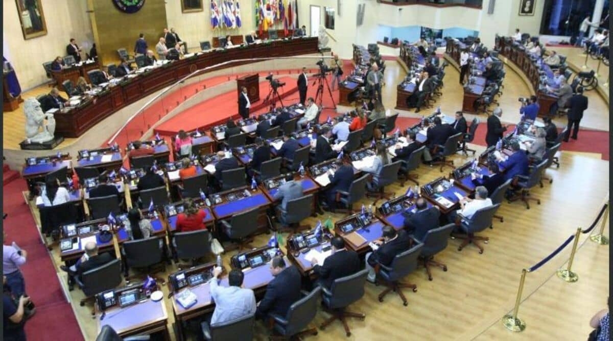 El Salvador decreta estado de excepción ante ola de violencia