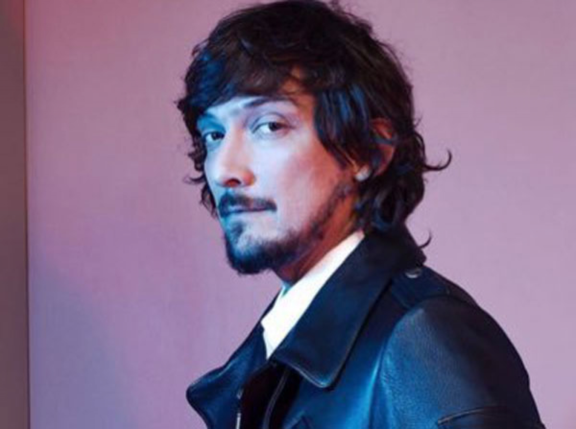 León Larregui pide voto por AMLOve