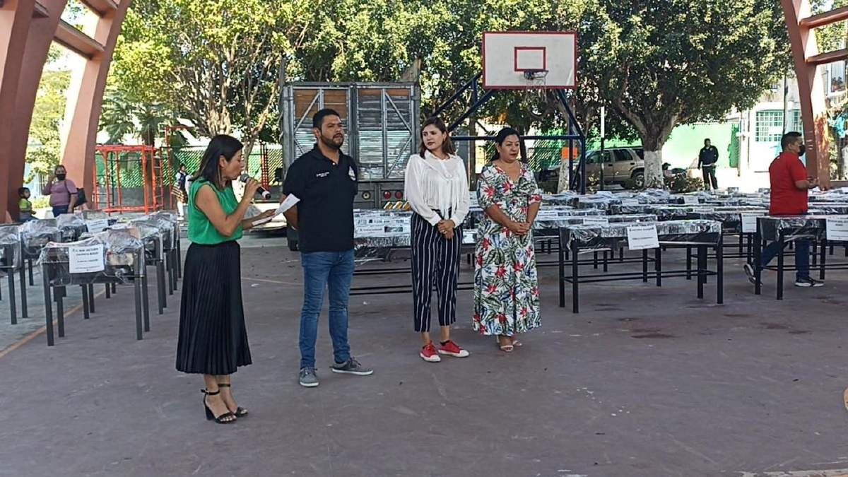 Entregan paquetes de utensilios para negocios en Jojutla