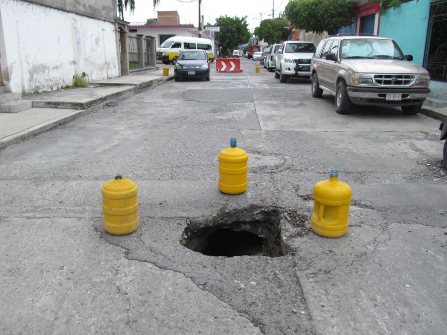 Aparece nuevo socavón en calle de Jojutla; la infraestructura está obsoleta