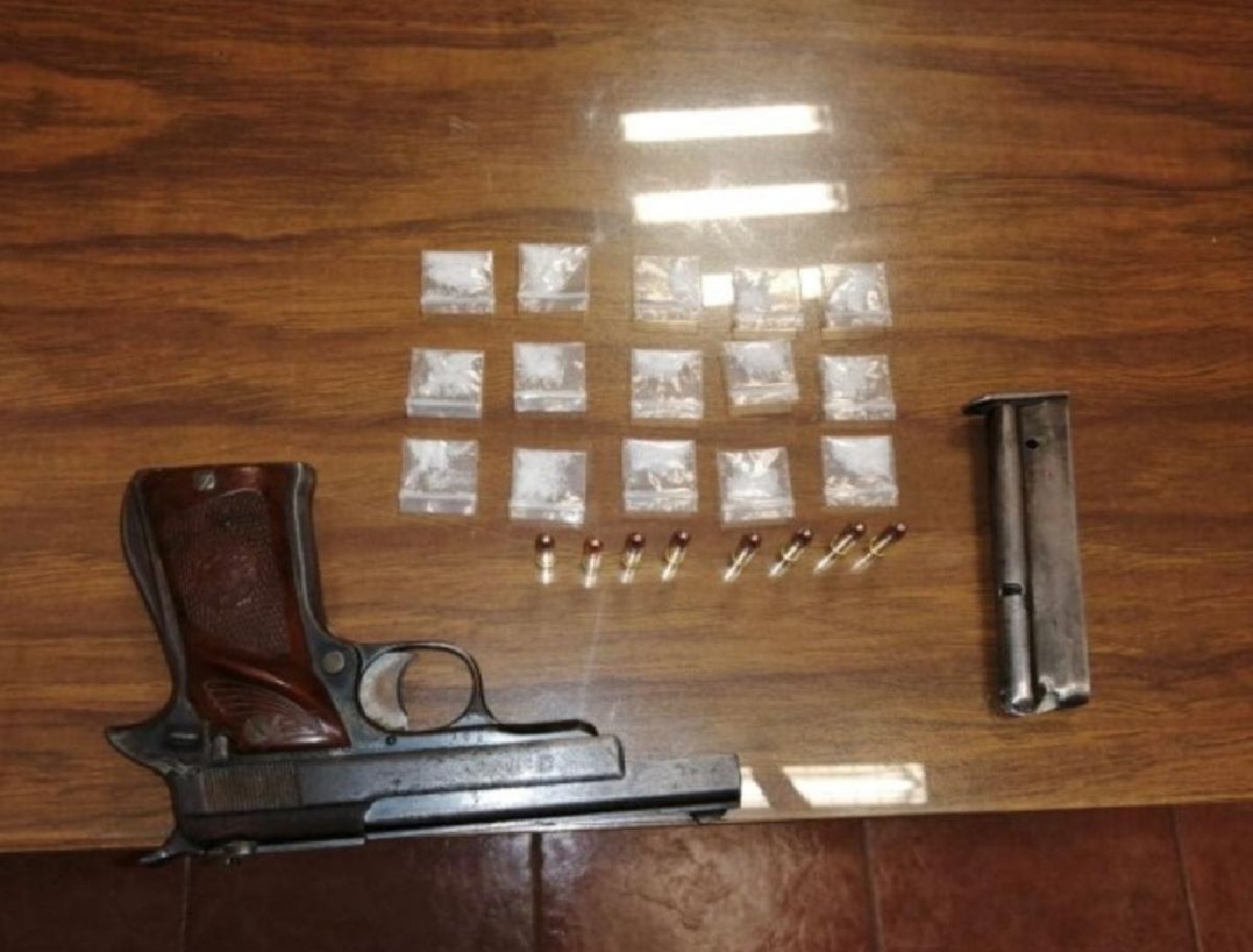 Arrestan a un individuo armado y con droga en Zacatepec