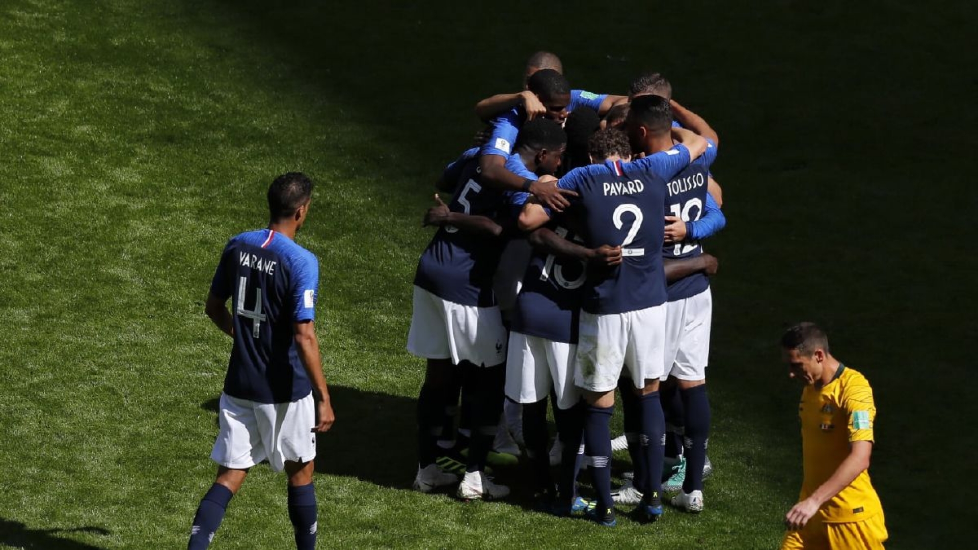Sin mucho brillo, Francia debutó con triunfo 2-1 sobre Australia