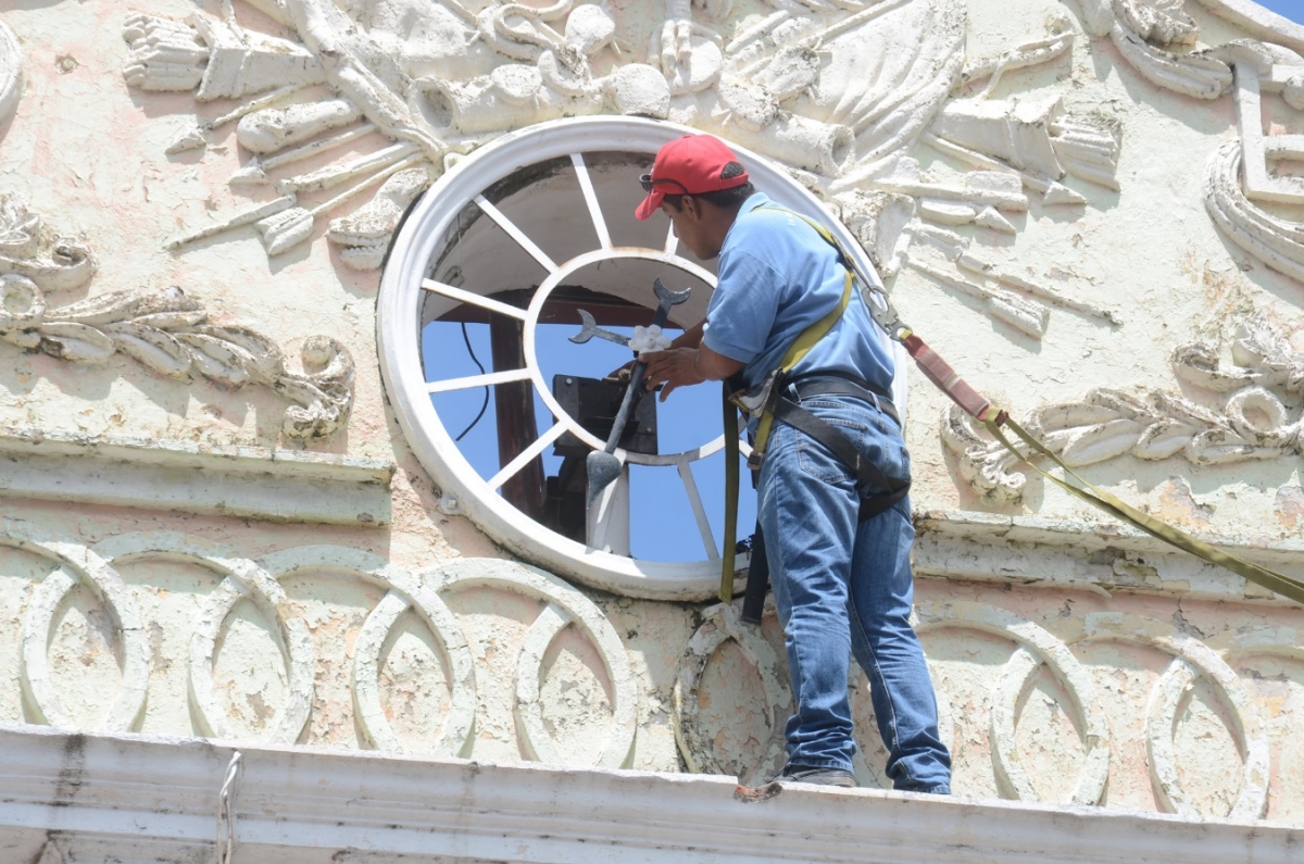Realizan trabajos de mantenimiento del reloj monumental del palacio municipal de Cuautla
