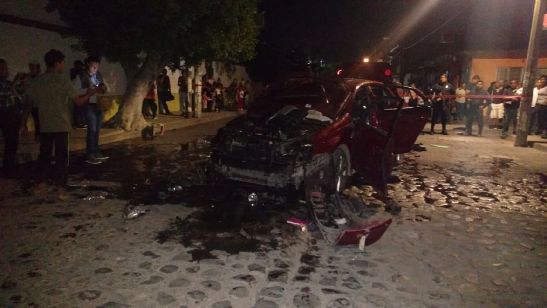 Mujer que arremetió contra caravana sigue hospitalizada y bajo custodia