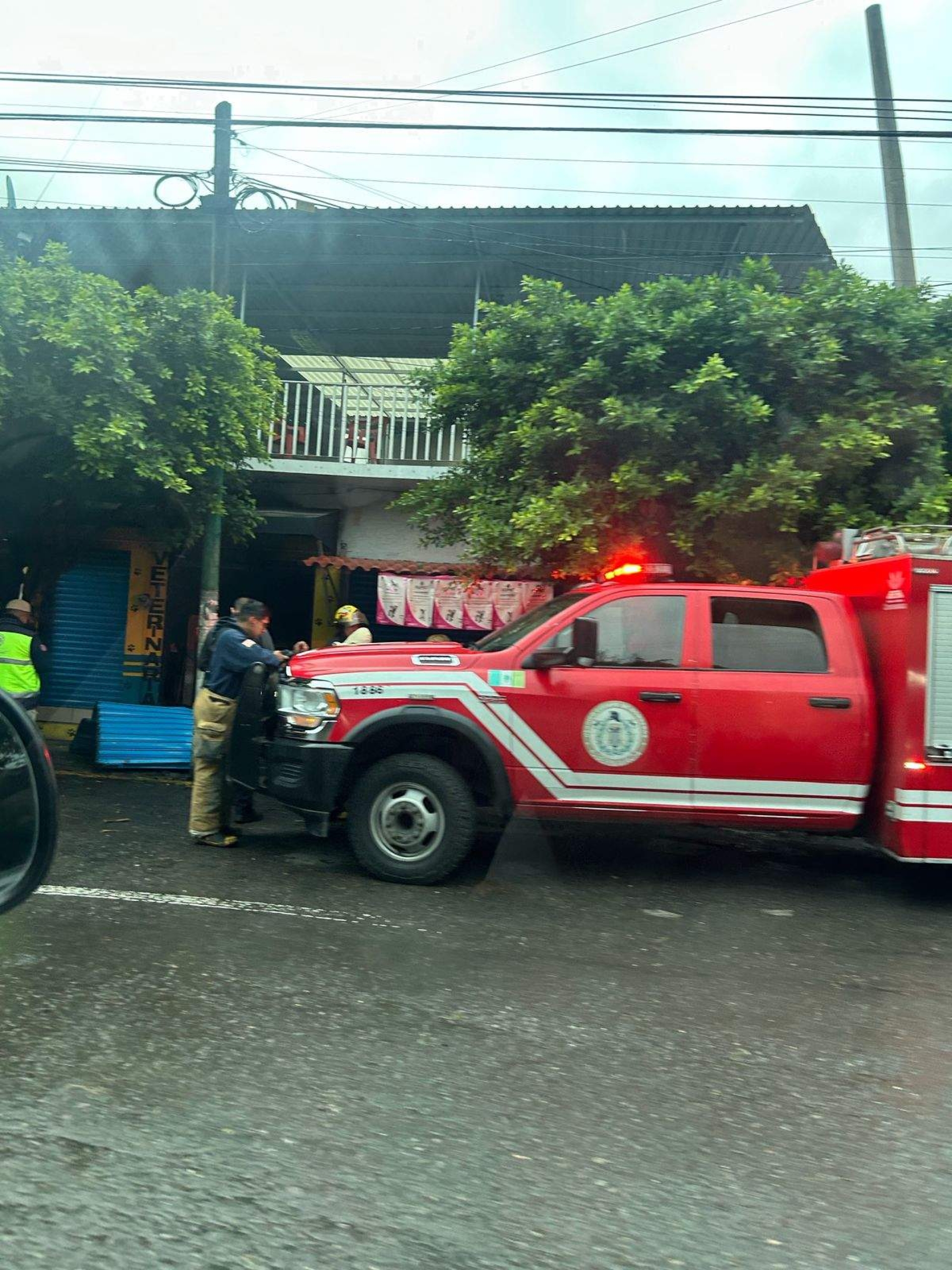Se registra incendio en veterinaria de la Barona