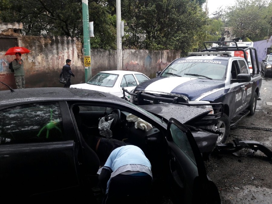 Choca patrulla contra un auto; hay tres lesionados