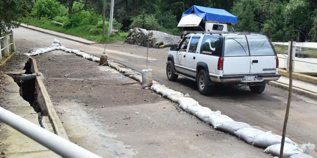 Solicitan habitantes de Hueyapan la reparación de un puente
