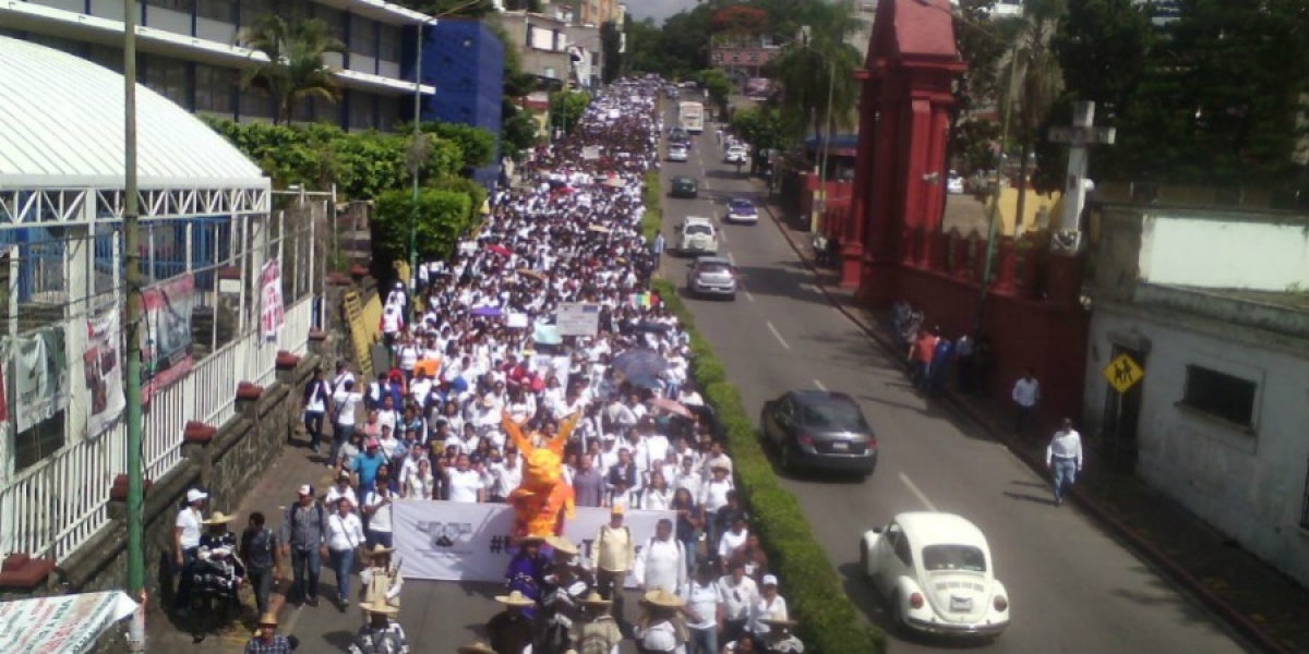 Marcha comunidad universitaria de la UAEM al zócalo de Cuernavaca; anuncia rector ayuno "de alimento y de palabra"