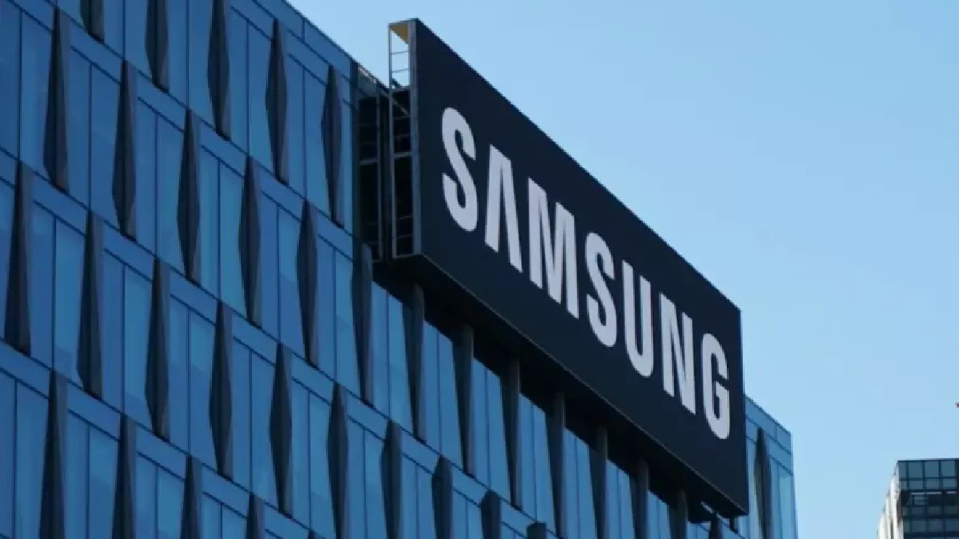 Samsung evalúa cerrar operaciones en México por disputa fiscal con el SAT