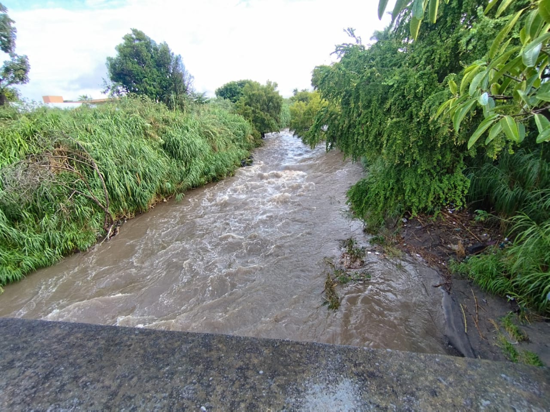 Aumentan niveles de río Apatlaco tras tormenta