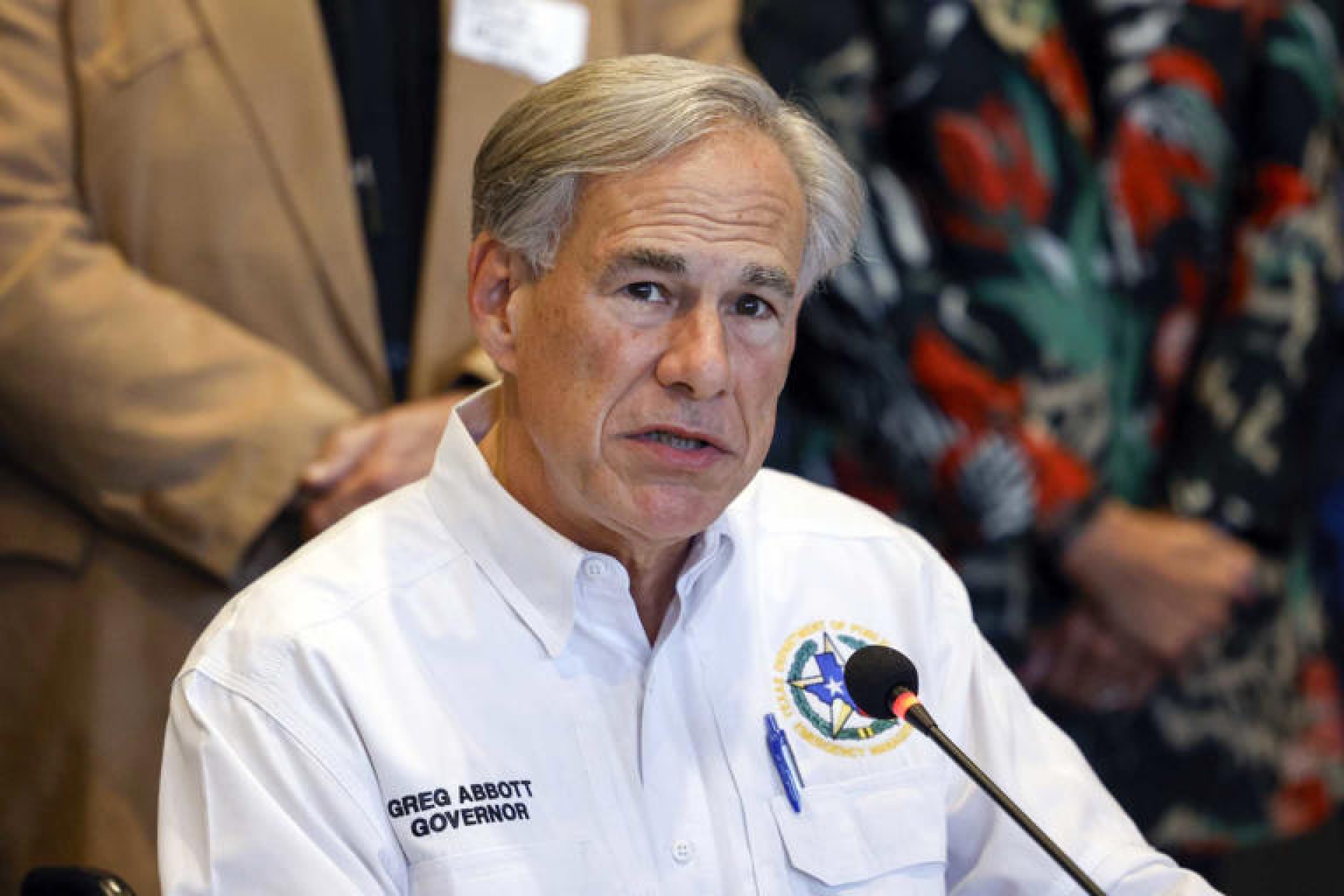 Gobernador de Texas mantendrá arrestos de migrantes pese a suspensión de ley SB4