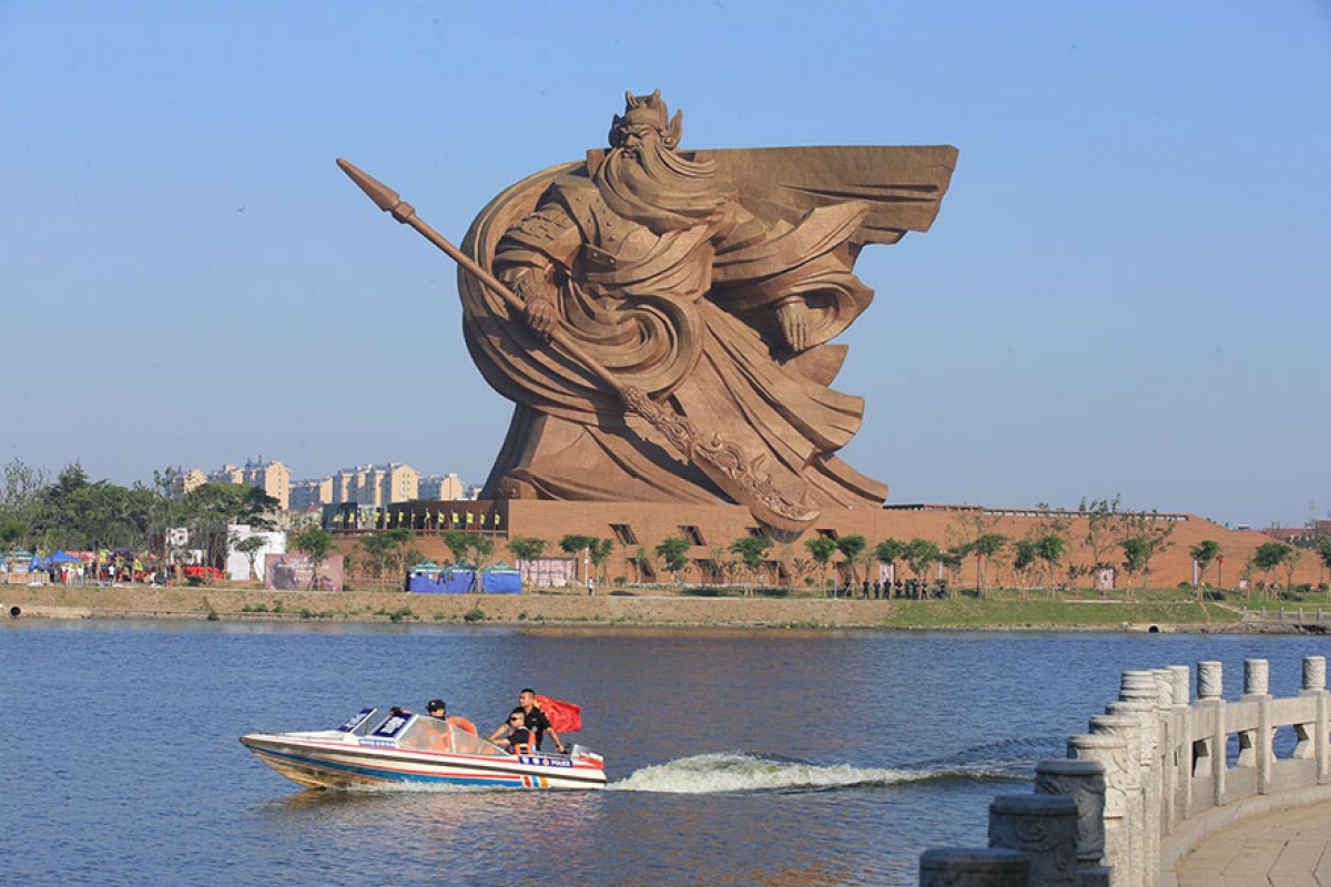 Inauguran en China una épica estatua de 1320 toneladas de su Dios de La Guerra