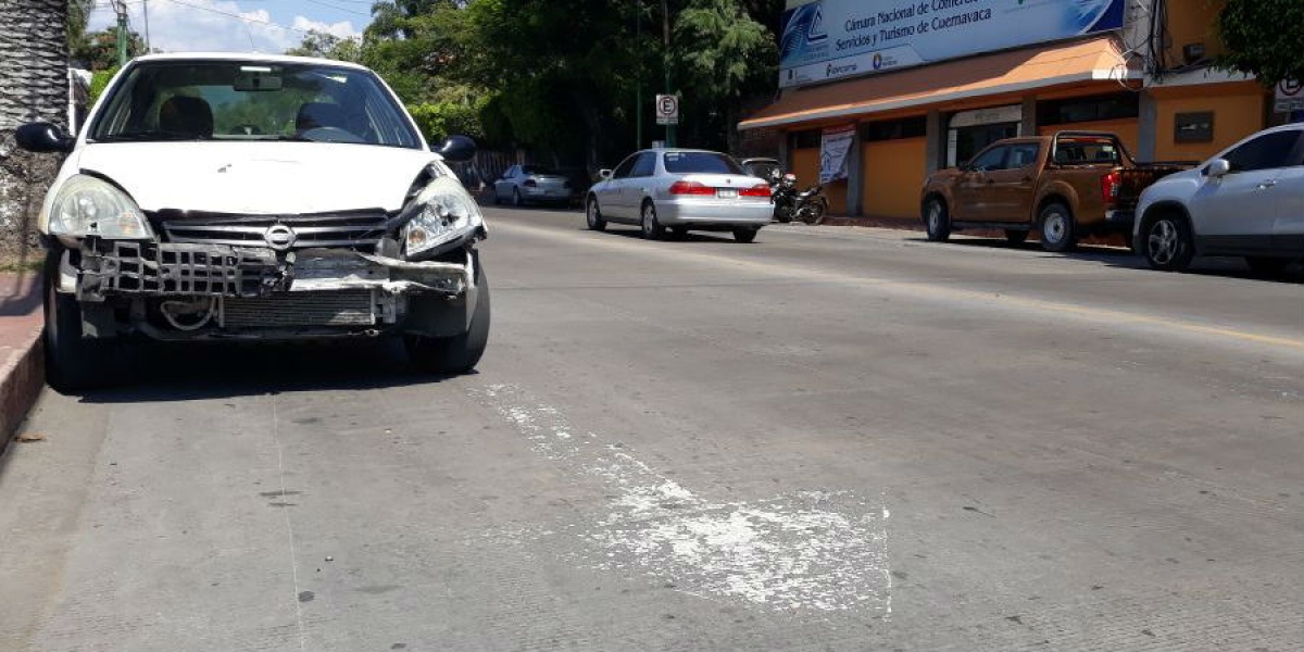 Se impactan dos automóviles en la avenida Morelos