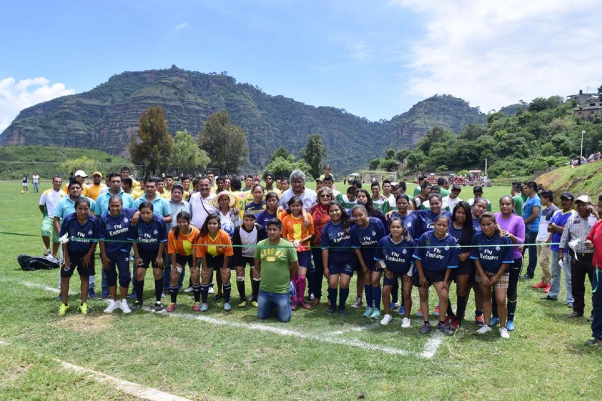 Inaugura Dionisio de la Rosa Santamaría cancha de futbol