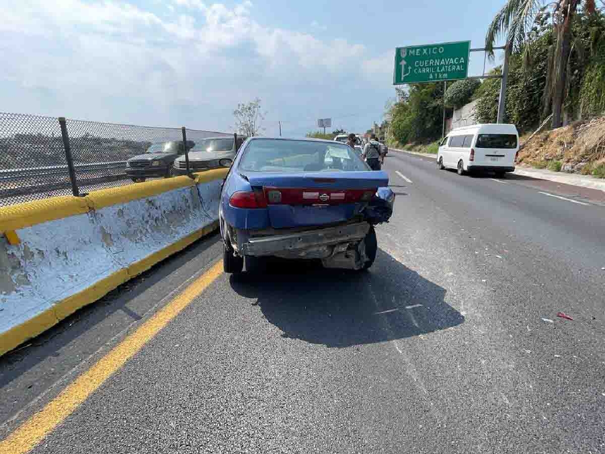 Se impactan dos autos sobre la México-Acapulco