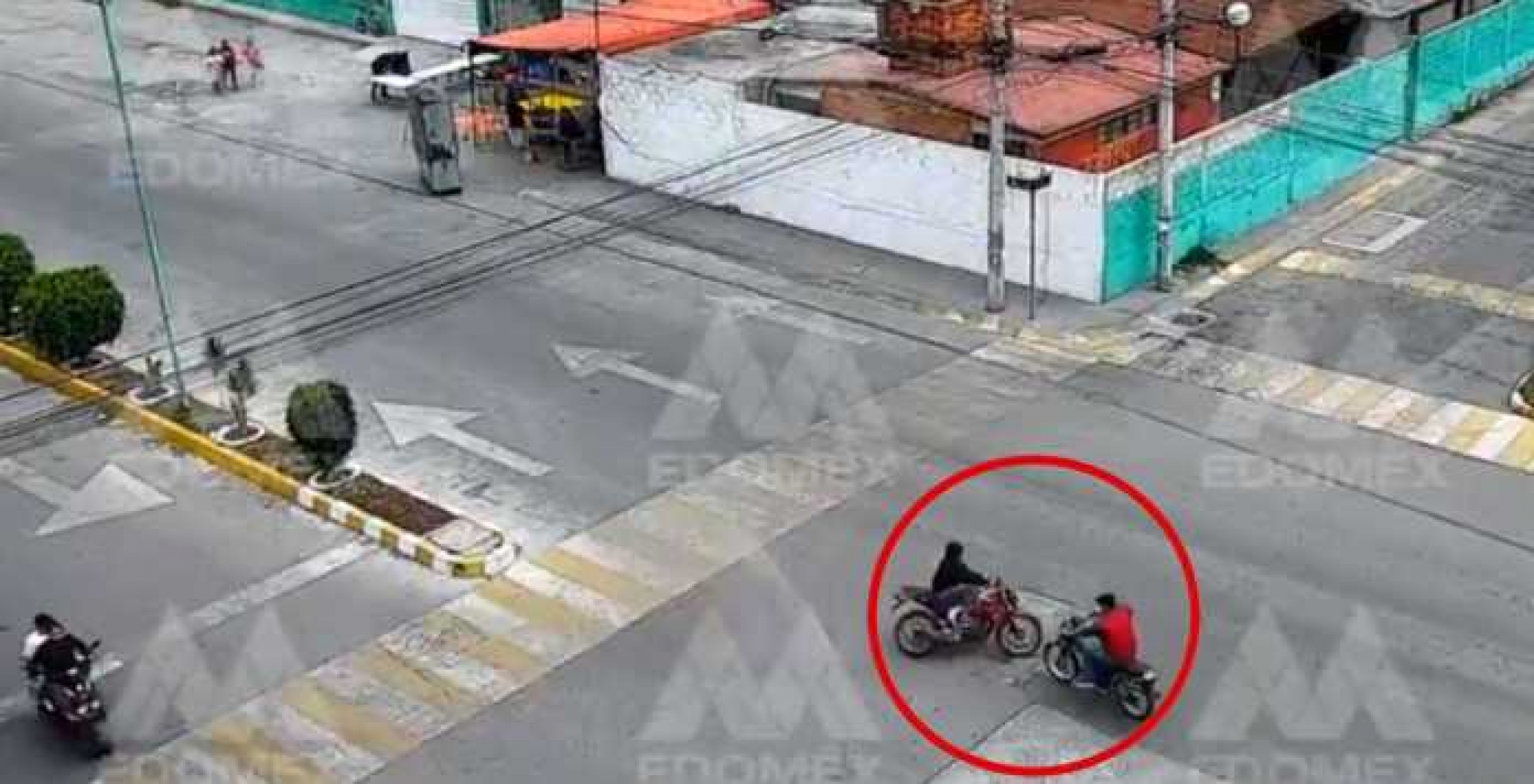 Así motociclistas en Coacalco (EdoMex) se impactan entre sí y salen ‘volando’