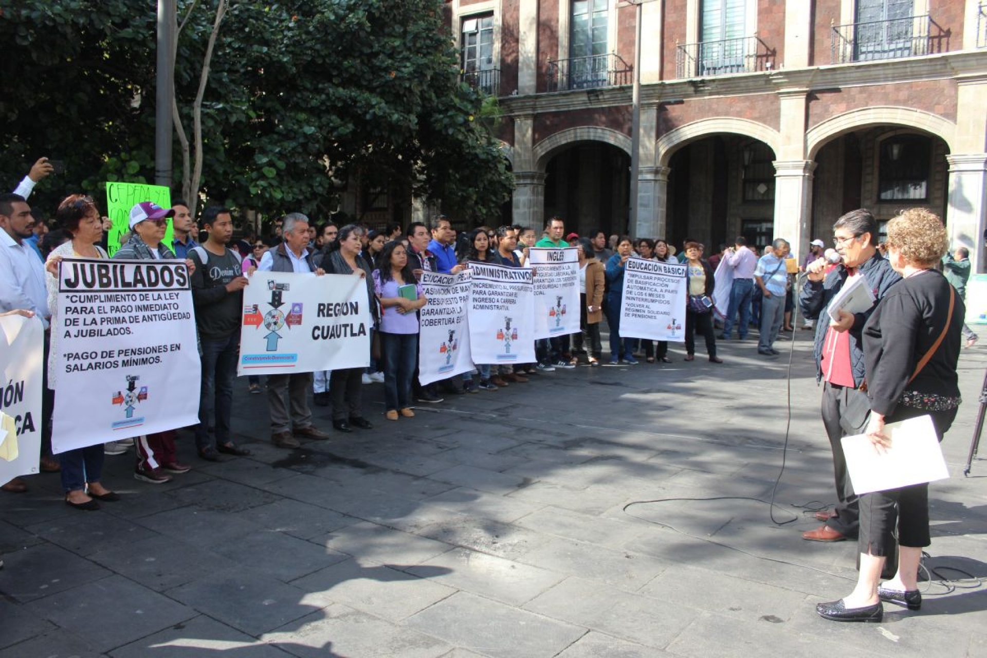 Se unen maestros; buscan el control del SNTE