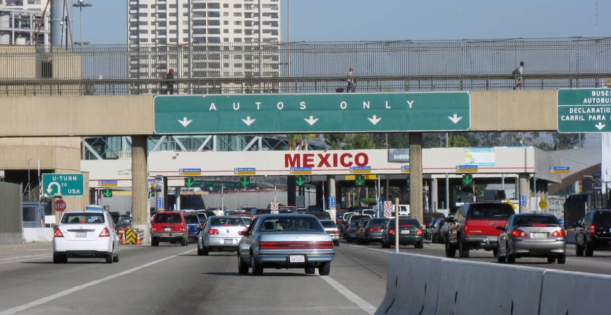 Estados Unidos extiende restricciones en fronteras con México y Canadá