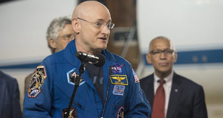 El astronauta Scott Kelly deja la NASA tras pasar un año en el espacio
