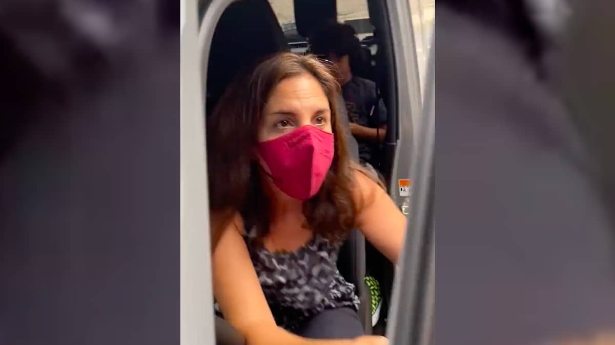 #LadyAcomplejado se estaciona en lugar para discapacitados