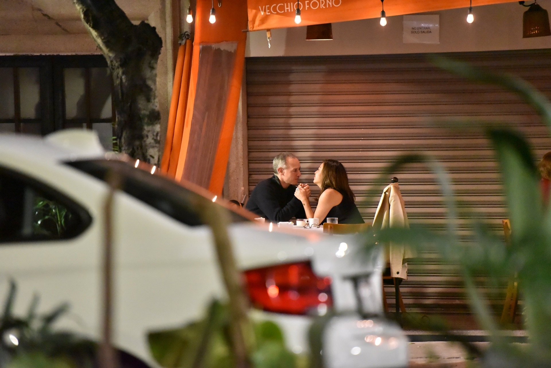 Captan a Gatell sin sana distancia en cita Romántica