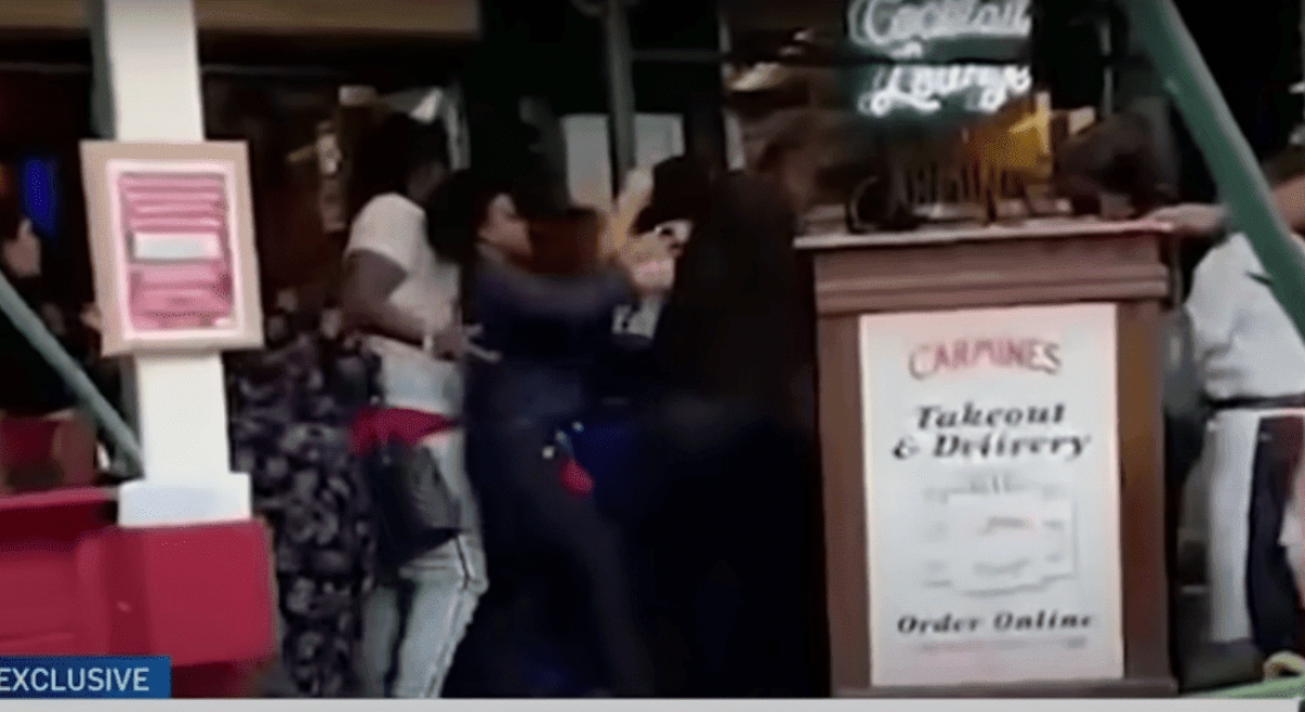 Golpean a empleada de restaurante por pedir certificado COVID