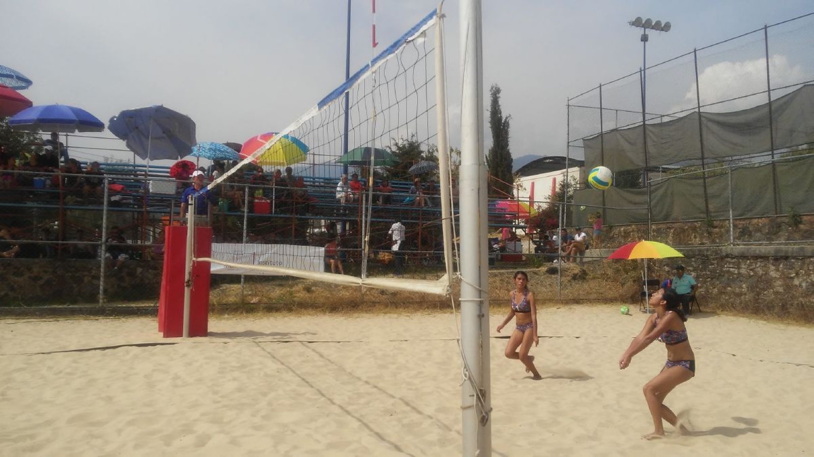 Van a regional de voleibol de playa