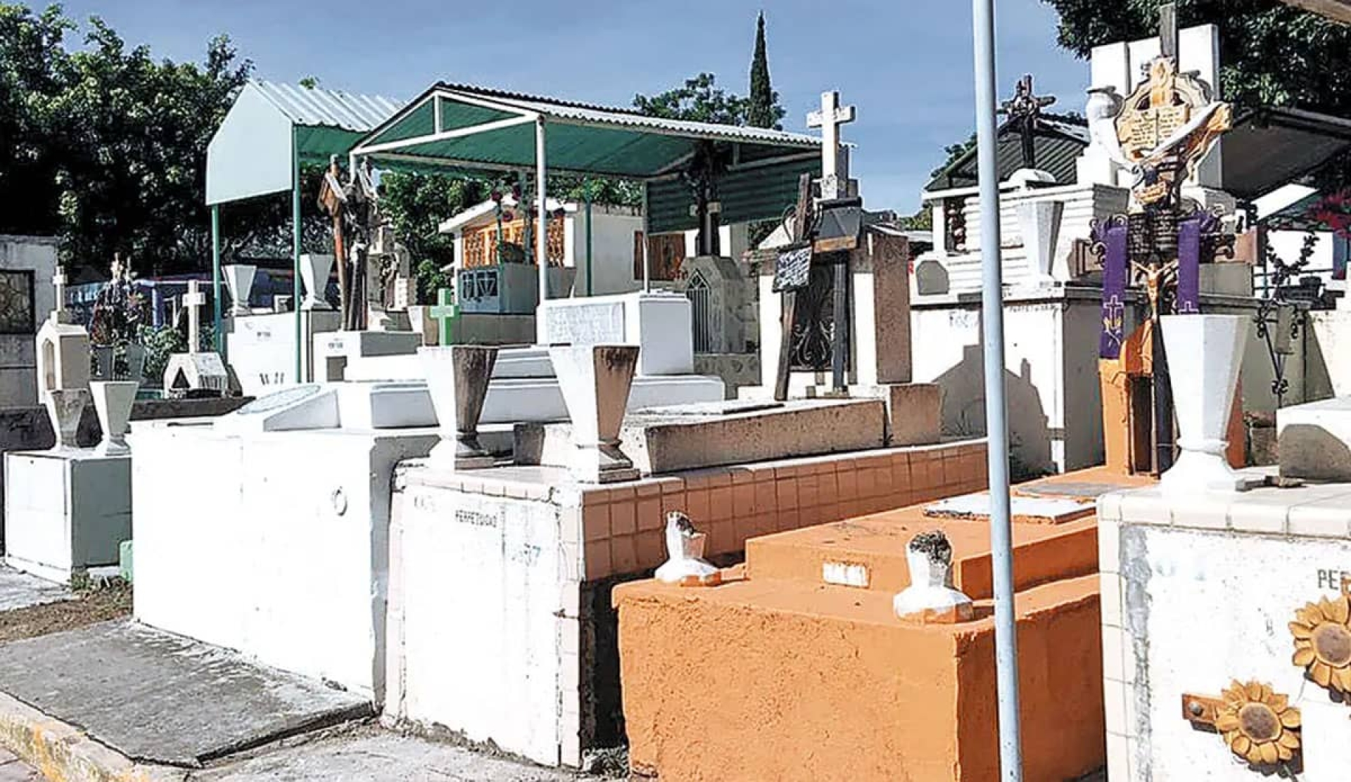 Inician preparativos en panteones del poniente para Día de Muertos
