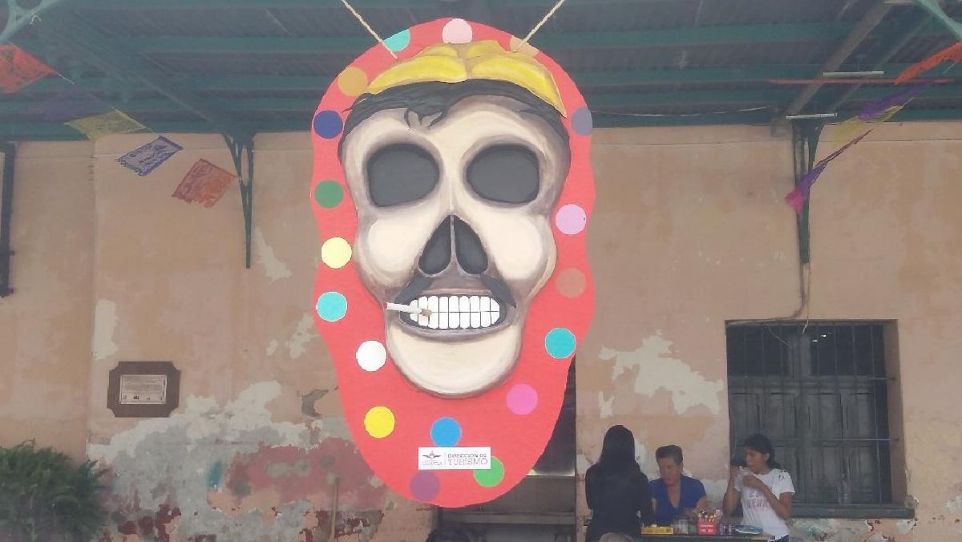 Arte en cartonería por el Día de Muertos adorna Tren Escénico