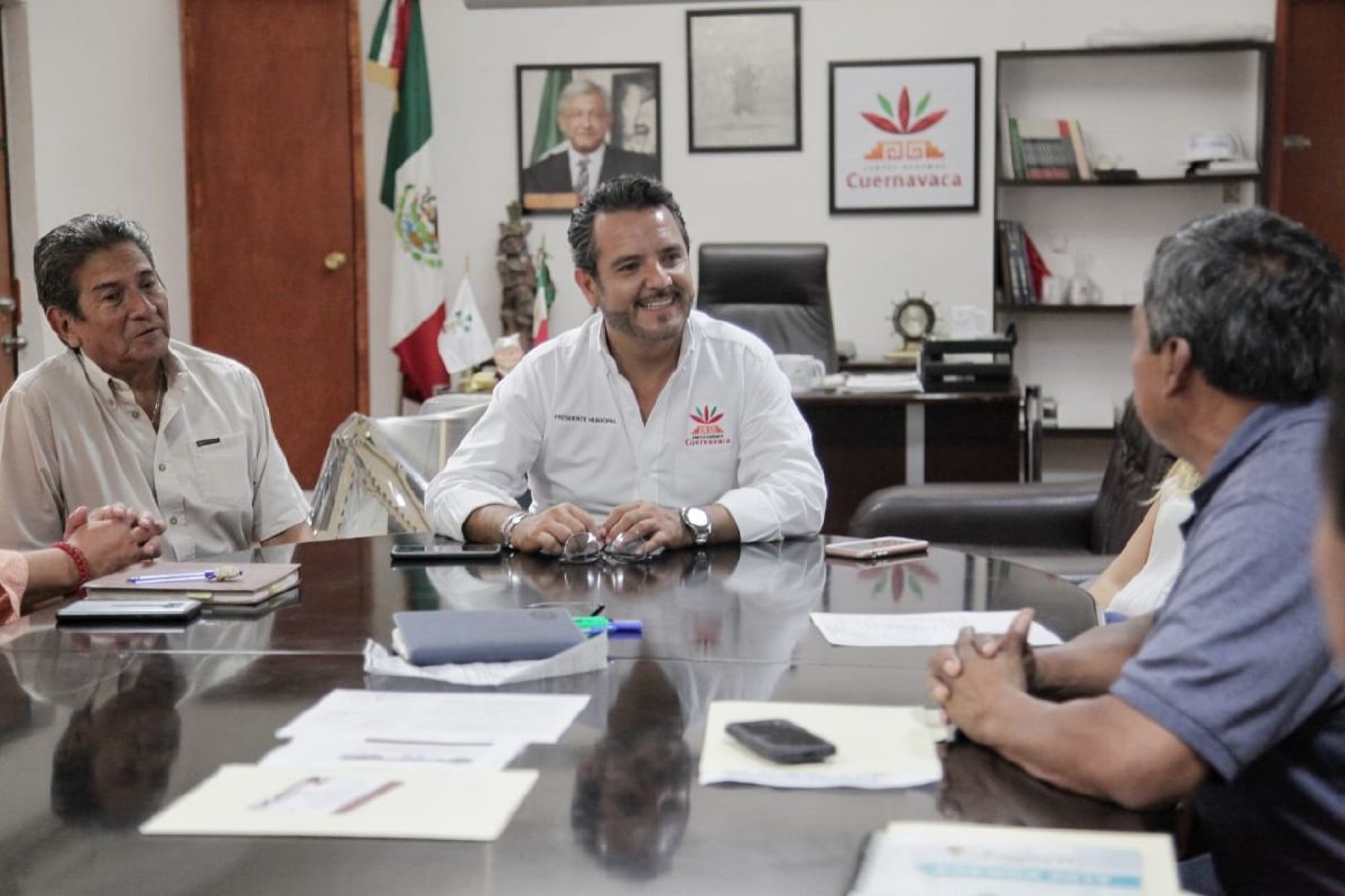 Se reúne el alcalde con ayudantes municipales