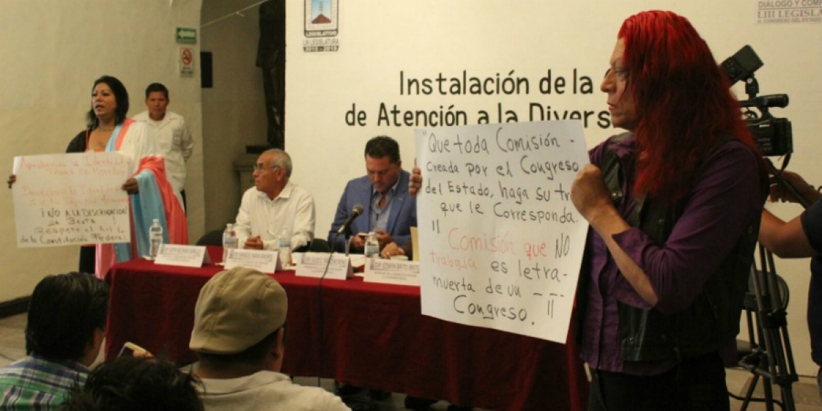 Integrantes de la comunidad lésbico-gay protestan en la instalación de la Comisión de Atención a la Diversidad Sexual
