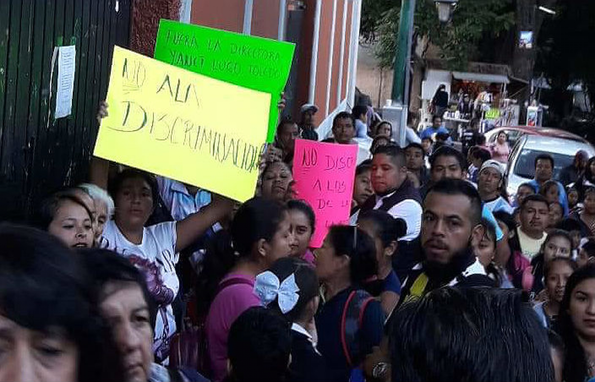 Padres de familia mantienen tomada la escuela 'Felipe Neri'