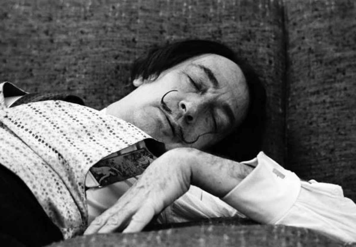 La peculiar técnica de Dalí para impulsar la creatividad funciona y solo necesitas una taza