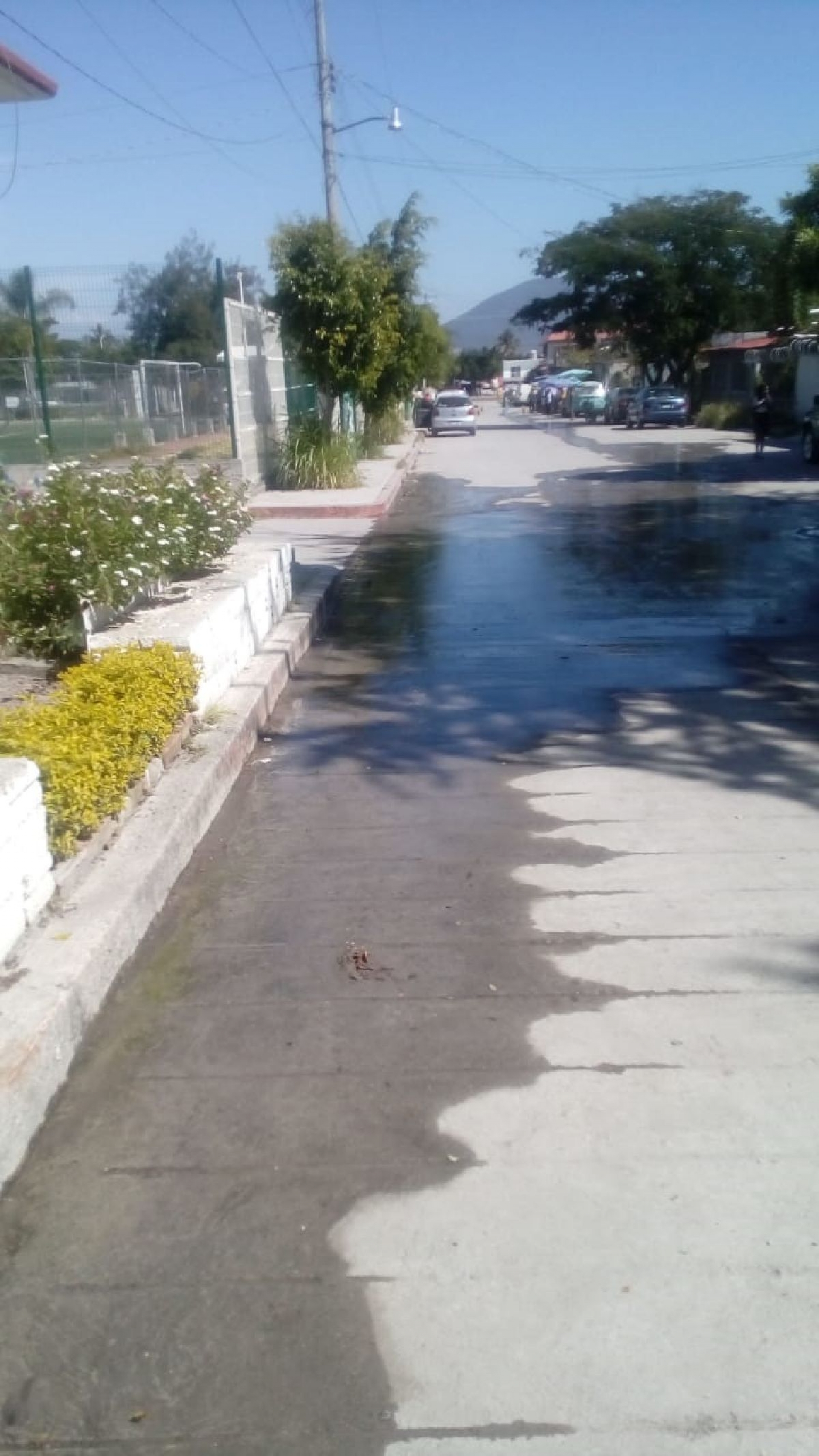 Fuga de agua indigna a vecinos de colonia de Zacatepec