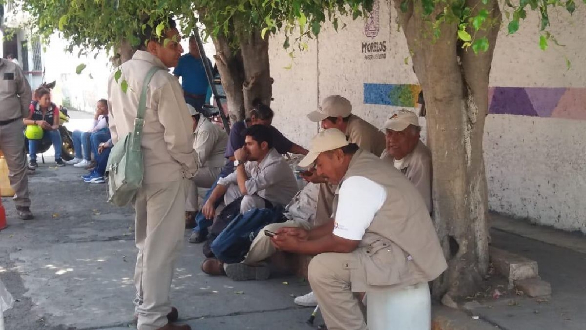 Realizan paro de brazos caídos trabajadores de vectores en Cuautla