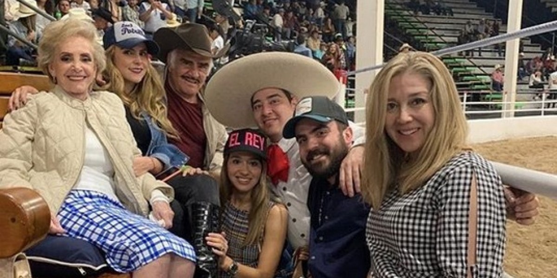 Vicente Fernández celebra al más puro estilo charro