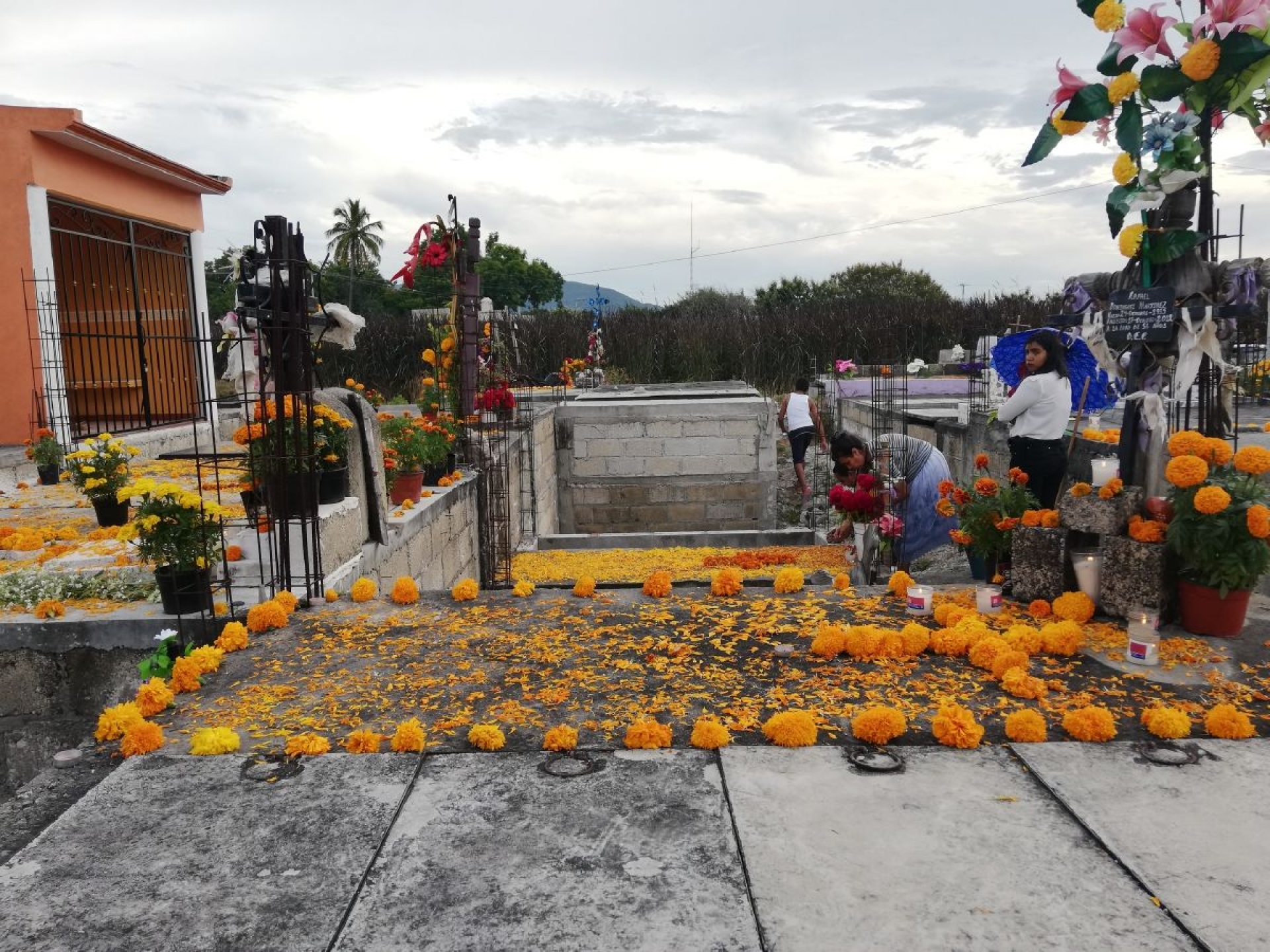 Cientos de familias visitaron los panteones de los municipios del sur poniente