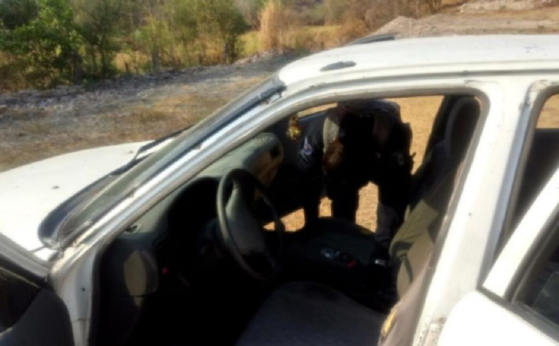 Hallan marihuana en un auto abandonado