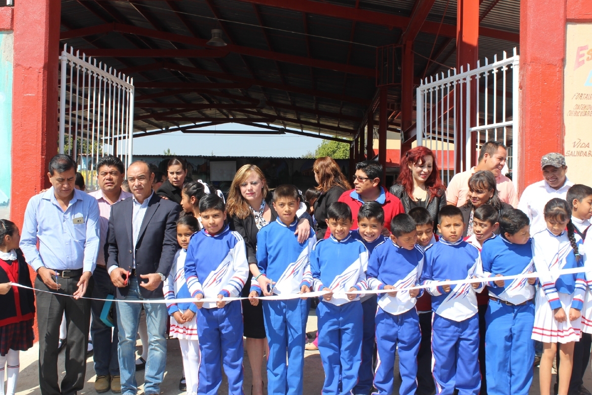 Inaugura Ana Bertha Haro Sánchez, obra de rehabilitación en la primaria “20 de Noviembre” en Hueyapan