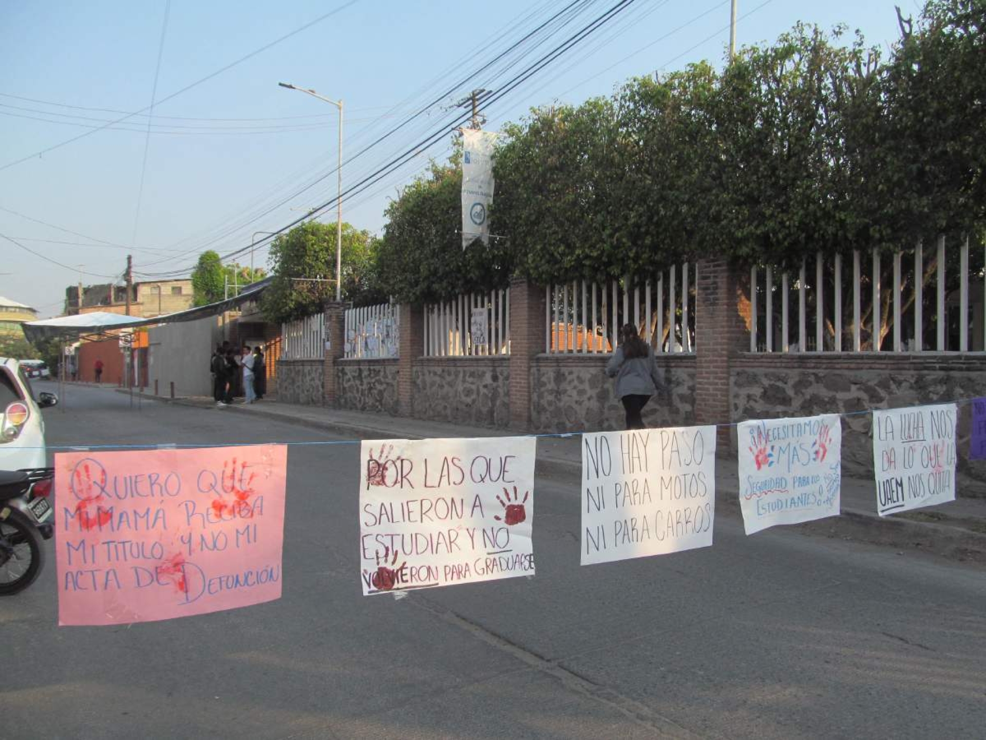 Alumnos de la EES Jojutla mantienen plantón